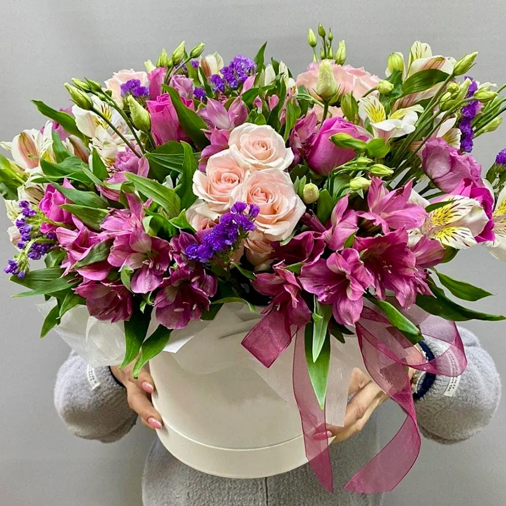 Альстромерии в шляпной коробке